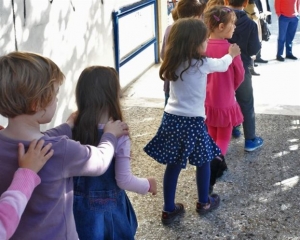 Λύση για το σχόλασμα στις 13:15 υπόσχεται στους γονείς ο Ν.Φίλης