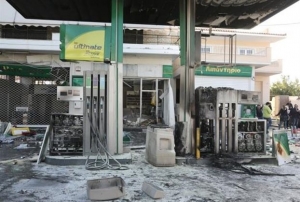 Ποιοι κρύβονται πίσω από την έκρηξη βόμβας σε πρατήριο καυσίμων στην Ανάβυσσο