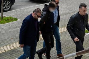 ΕΑΥΘ: Αστυνομικοί καταγγέλλουν ότι είχαν εντολή να φορούν κοστούμι κατά τη μεταγωγή του Νορβηγού που σκότωσε τον συνάδελφό τους