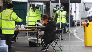 Βρετανία: Πρόγραμμα μαζικών τεστ καθώς ξανανοίγει η οικονομία