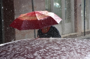 Χαλάζι στο κέντρο της Αθήνας μετά την πολυήμερη ζέστη