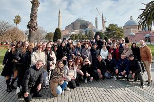 Χορεύοντας στις αίθουσες της Ιστορίας – Ο «Άγιος Τρύφων» στο Ζωγράφειο Λύκειο Κωνσταντινούπολης