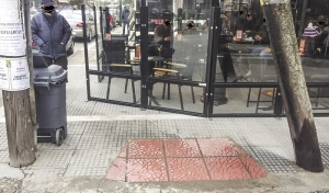 Tα καταστήματα της 21ης Ιουνίου διεκδικούν τα... πεζοδρόμιά τους!