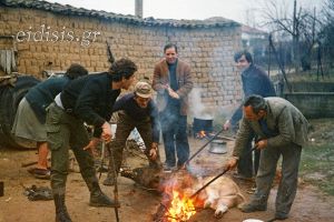 Παραμονές Χριστουγέννων του 1958. Το γουρούνι στη διατροφική αλυσίδα των Θρακιωτών τη δεκαετία του πενήντα