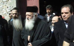 Λέσβος: Κοντά στους πρόσφυγες ο Αρχιεπίσκοπος Ιερώνυμος