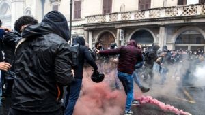 Ρώμη: Έκτροπα σε διαδήλωση με αίτημα το άνοιγμα εμπορικών επιχειρήσεων