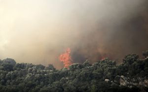 Θεσσαλονίκη: Πυρκαγιά στην Περαία βρίσκεται σε εξέλιξη