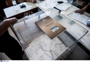 Λεπτά απομένουν για να κλείσουν οι κάλπες του κρίσιμου δημοψηφίσματος