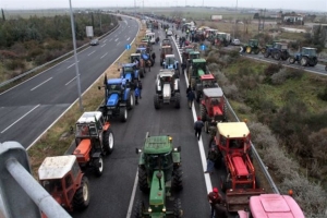 <div>Οι αγρότες έκλεισαν επ' αόριστον την Εθνική προς Αθήνα στο ύψος της Νίκαιας</div>