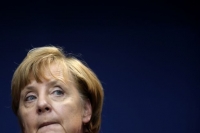 Οι χειρισμοί Μέρκελ στο προσφυγικό «βυθίζουν» το SPD