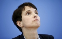 Κατακεραυνώνεται η αρχηγός της AfD συγκρίνοντας τους πρόσφυγες με κοπριά