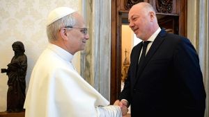 Βουλγαρία: Ο πρωθυπουργός Ζελιάκοφ δώρισε στον πάπα Λέοντα ΙΔ’ ένα ωμοφόριο