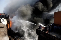 Ινδία: 15 νεκροί από φωτιά σε εργοστάσιο ενδυμάτων