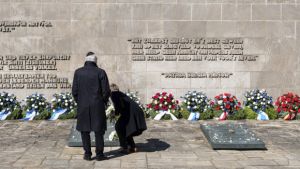 DW: Κεκλεισμένων των θυρών οι τελετές στο Μπέργκεν-Μπέλζεν