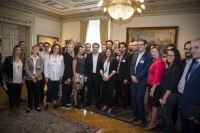 Τσίπρας σε δημοσιογράφους: Προτιμώ να κερδίζω τις εκλογές παρά τις δημοσκοπήσεις