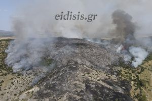 Σε εξέλιξη μεγάλη πυρκαγιά στη Νέα Σάντα - Επιχειρούν επίγειες δυνάμεις της Πυροσβεστικής κι ένα ελικόπτερο