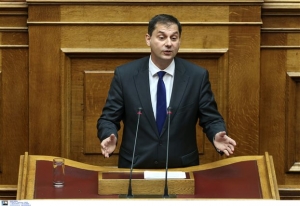 Θεοχάρης προς κυβέρνηση: Κόβετε συντάξεις, αλλά κάνετε απευθείας αναθέσεις εκατομμυρίων