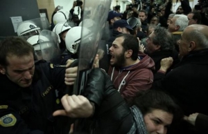 Περιφέρεια Αττικής: Καταδικάζει την αστυνομική βία στο Ειρηνοδικείο