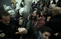 Περιφέρεια Αττικής: Καταδικάζει την αστυνομική βία στο Ειρηνοδικείο