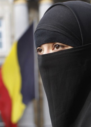 Η μια χώρα μετά την άλλη απαγορεύουν την μπούρκα