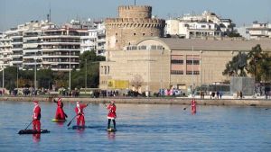 Γιορτινοί Αϊ-Βασίληδες κωπηλατούν με SUP στον Θερμαϊκό