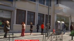 Ουρές στα καταστήματα καλλυντικών την Τρίτη – «Ξεπούλησαν» οι καταψύκτες