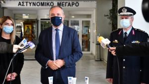 Χιλιάδες σωληνάρια με αντισηπτικό υγρό παρέδωσε στη Γενική Αστυνομική Διεύθυνση ο Θ. Καράογλου