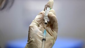 Αυστραλία: Συνεχίζει τους εμβολιασμούς με AstraZeneca