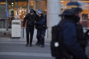 Γαλλία: Ανακρίνονται 10 ύποπτοι για τις επιθέσεις του Ιανουαρίου 2015