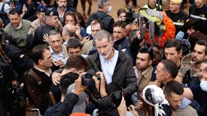 Ένταση στη Βαλένθια κατά την επίσκεψη της βασιλικής οικογένειας και του πρωθυπουργού στους πλημμυροπαθείς