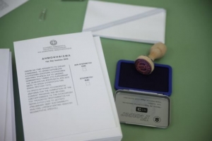 Τι λένε τα ξένα ΜΜΕ για τις πρώτες δημοσκοπήσεις