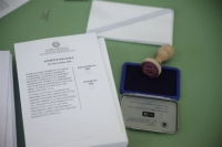 Τι λένε τα ξένα ΜΜΕ για τις πρώτες δημοσκοπήσεις