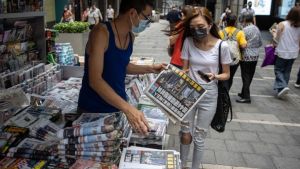 Χονγκ Κονγκ: Υπό κράτηση τα δύο στελέχη της εφημερίδας Apple Daily