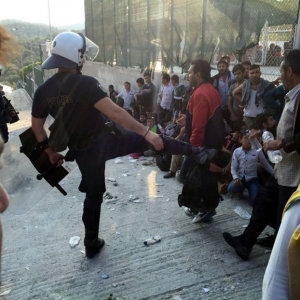Διατάχθηκε έρευνα για τον αστυνομικό που κλώτσησε πρόσφυγα στη Λέσβο