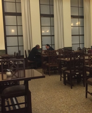Συνάντηση Βαρουφάκη - Λαφαζάνη στο καφενείο της Βουλής