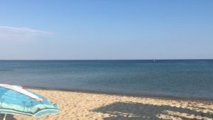 Πεντακάθαρα τα νερά στην παραλία Παπαδιάς στη Χανιώτη