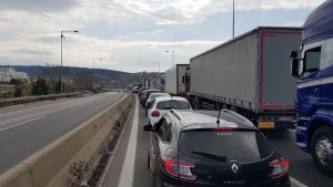 Θεσσαλονίκη: Το μποτιλιάρισμα έφερε… διακοπή των εργασιών ασφαλτόστρωσης στην Περιφερειακή οδό