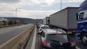 Θεσσαλονίκη: Το μποτιλιάρισμα έφερε… διακοπή των εργασιών ασφαλτόστρωσης στην Περιφερειακή οδό