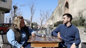 «Το Κράτος θα μπορούσε να λύσει την αστεγία σε ένα απόγευμα» – Η «προστάτιδα» των αστέγων μιλά για την δική της Διακονία (video)