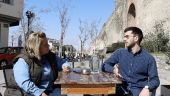 «Το Κράτος θα μπορούσε να λύσει την αστεγία σε ένα απόγευμα» – Η «προστάτιδα» των αστέγων μιλά για την δική της Διακονία (video)