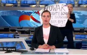 Ρωσία: Διαδηλώτρια εισέβαλε με πλακάτ στην κρατική τηλεόραση (vid)