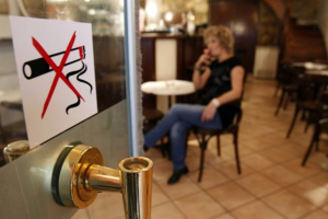 Δέσμευση Ξανθού για την εφαρμογή του αντικαπνιστικού νόμου