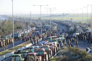 Σκληραίνουν την στάση τους οι αγρότες στα 30 και πλέον μπλόκα, αμετακίνητοι τουλάχιστον ως την Τρίτη