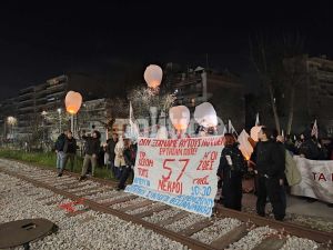 Θεσσαλονίκη: Φαναράκια στον ουρανό της πόλης και κόκκινη μπογιά στις ράγες για τα θύματα των Τεμπών (ΒΙΝΤΕΟ &amp; ΦΩΤΟ)