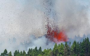 Καρέ καρέ η έκρηξη ηφαιστείου στο νησί Λα Πάλμα της Ισπανίας – Δείτε το συγκλονιστικό video