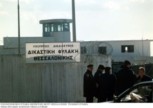 Οπαδοί του ΠΑΟΚ φώναζαν συνθήματα έξω από τις φυλακές Διαβατών όπου κρατούνται οι “12”