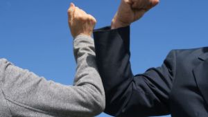Aνθρώπινη επαφή σε κρίση: Φέρνει ο κορωνοϊός το τέλος της χειραψίας;