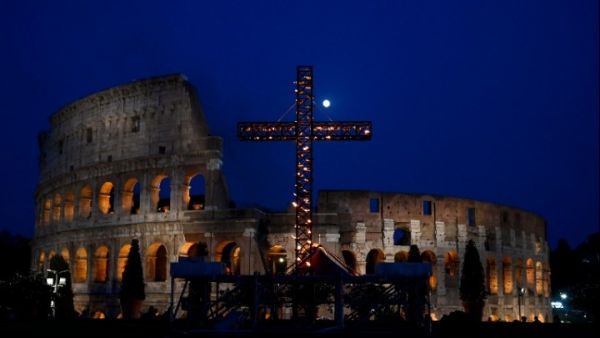 Ιταλία: Στο Κολοσσαίο, η αναπαράσταση της Οδού του Μαρτυρίου της Μεγάλης Παρασκευής των Καθολικών