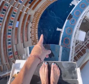 Η βουτιά -viral: Ολλανδή πέφτει από βατήρα κρουαζιερόπλοιου