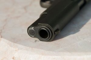Θεσσαλονίκη: Λουόμενος βρήκε πιστόλι σε παραλία της Αγίας Τριάδας